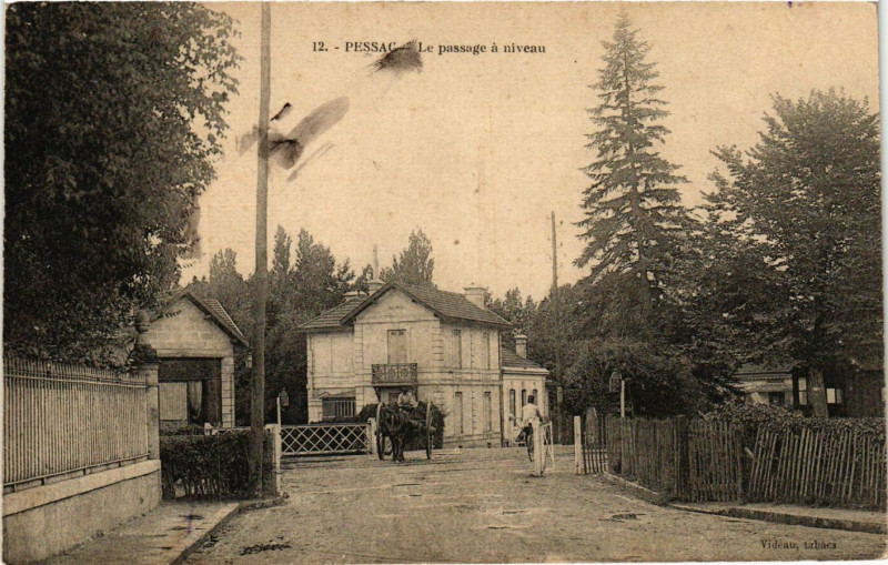 Carte postale ancienne Pessac - Le passage a niveau à Pessac