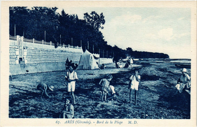 Carte postale ancienne Ares - Bord de la Plage à Arès
