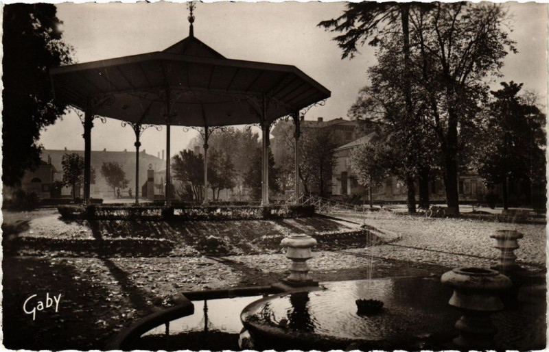 Carte postale ancienne Libourne - Le Kiosque du Jardin Public à Libourne