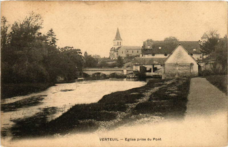 Carte postale ancienne Verteuil - Eglise prise du Pont