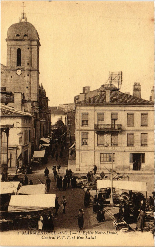 Carte postale ancienne Marmande - L'Eglise N.-D. Central P.T.T. et Rue à Marmande