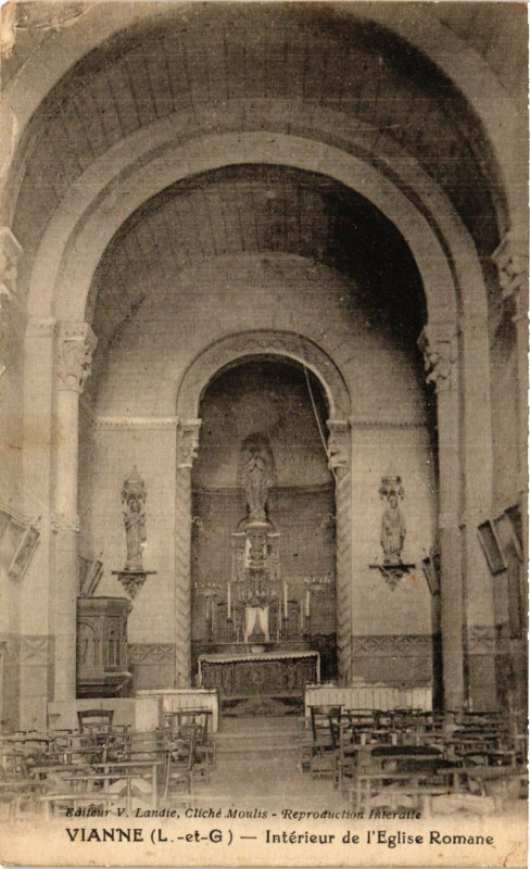 Carte postale ancienne Vianne - Intérieur de l'Eglise Romane à Vianne