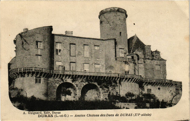 Carte postale ancienne Duras - Ancien Chateau des Ducs de Duras (Xv siecle) à Duras