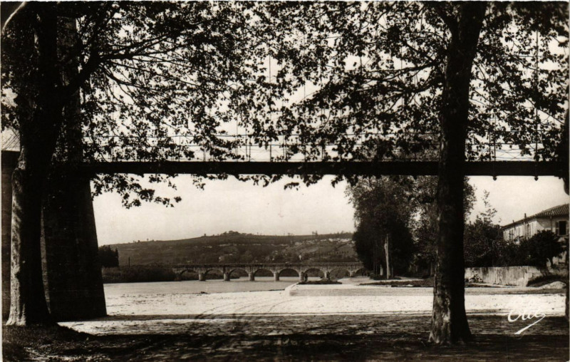 Carte postale ancienne Agen - Les bords de la Garonne du Pont suspendu au Pont Canal à Agen
