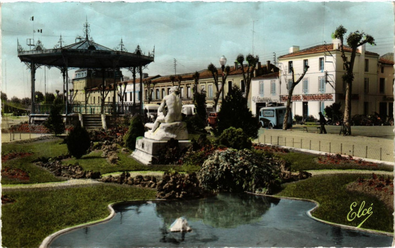 Carte postale ancienne Marmande - Les Jardins et le Kiosque à Marmande