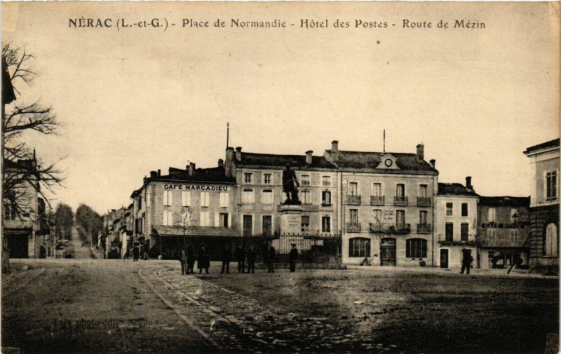 Carte postale ancienne Nerac - Place de Normandie - Hotel de Postes - Route à Nérac