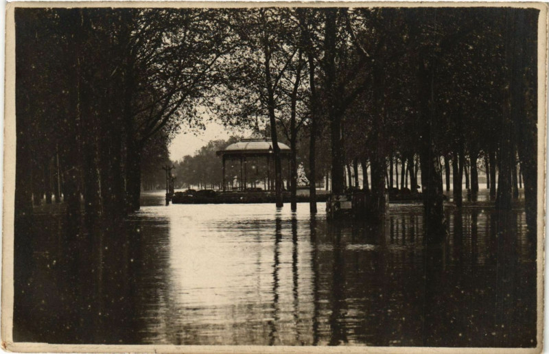 Carte postale ancienne Agen - Crue du bain 10 Mai 1918 à Agen