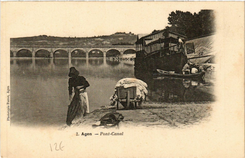 Carte postale ancienne Agen - Pont-Canal à Agen