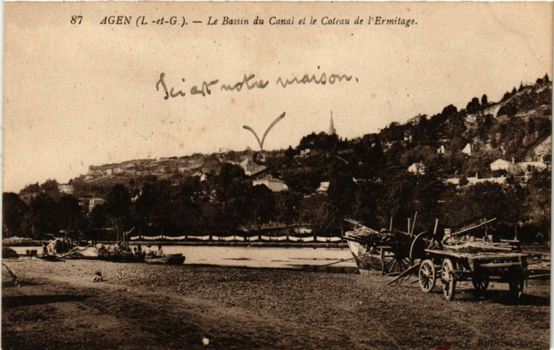 Carte postale ancienne Agen - Le Bassin du Canal et le Coteau de l'Ermitage à Agen