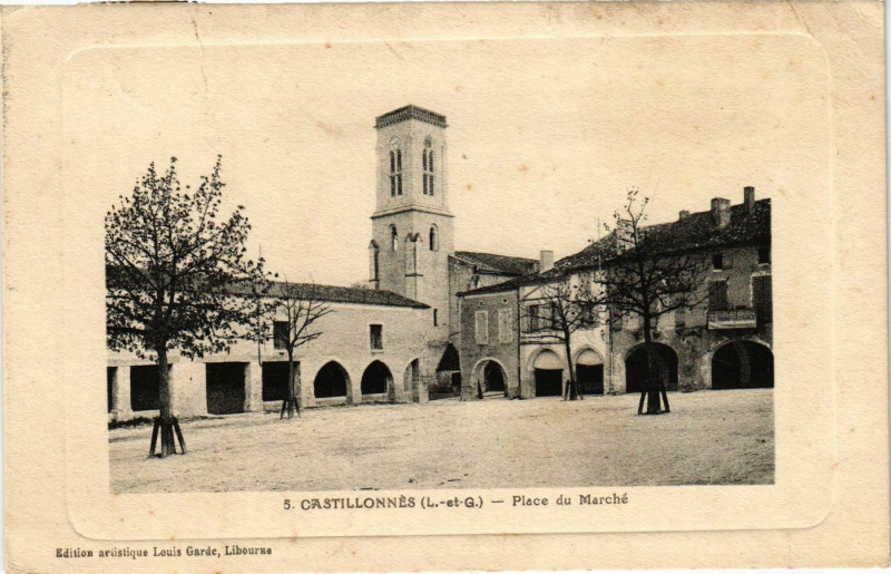 Carte postale ancienne Castillonnes - Place de Marche à Castillonnès