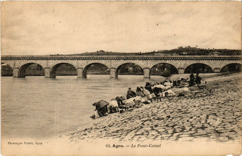 Carte postale ancienne Agen Le Pont Canal Lavandieres à Agen