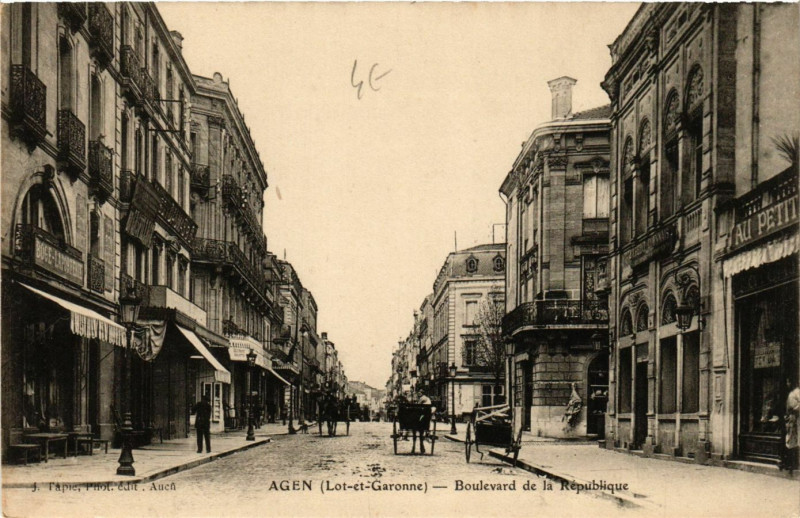 Carte postale ancienne Agen - Boulevard de la Republique à Agen