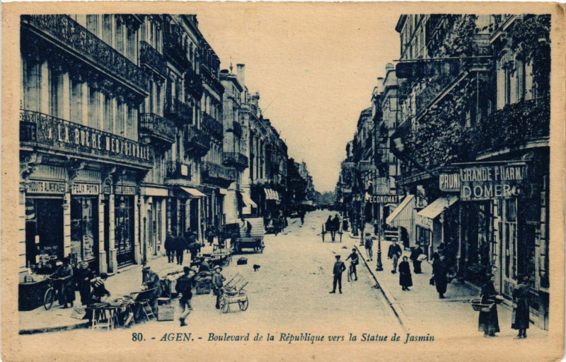 Carte postale ancienne Agen - Boulevard de la Republique vers la Statue de Jasmin à Agen