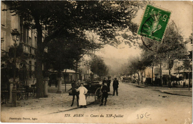 Carte postale ancienne Agen - Cours du Xiv Juillet à Agen