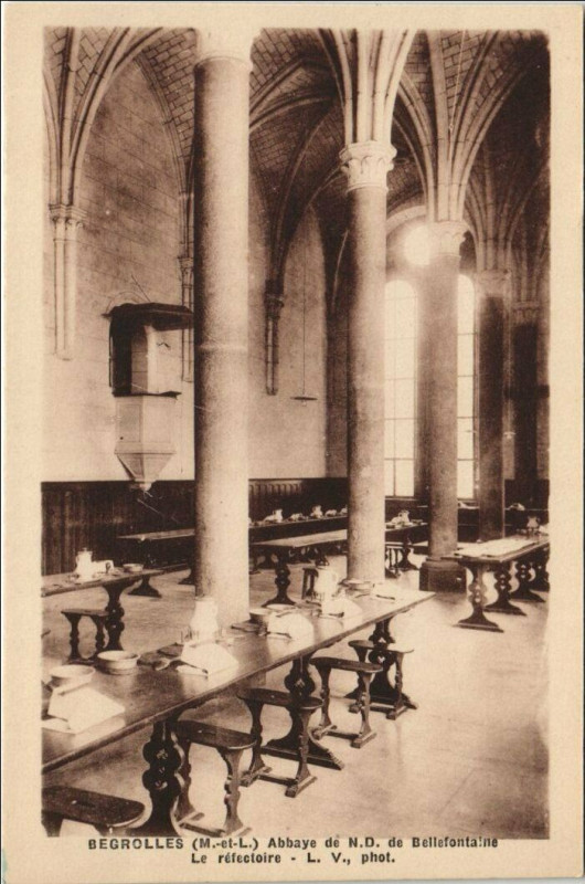 Carte postale ancienne Begrolles Abbaye de N.D. de Bellefontaine Le refectoire