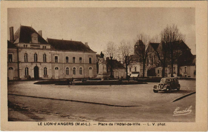 Carte postale ancienne Le Lion D'Angers Place de l'Hotel-de-Ville à Angers