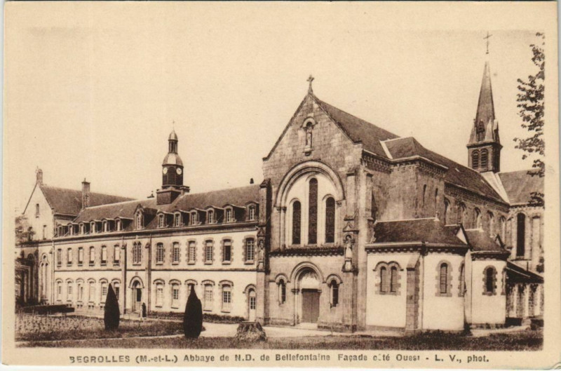 Carte postale ancienne Begrolles Abbaye de N.D. de BEllefontaine Facade