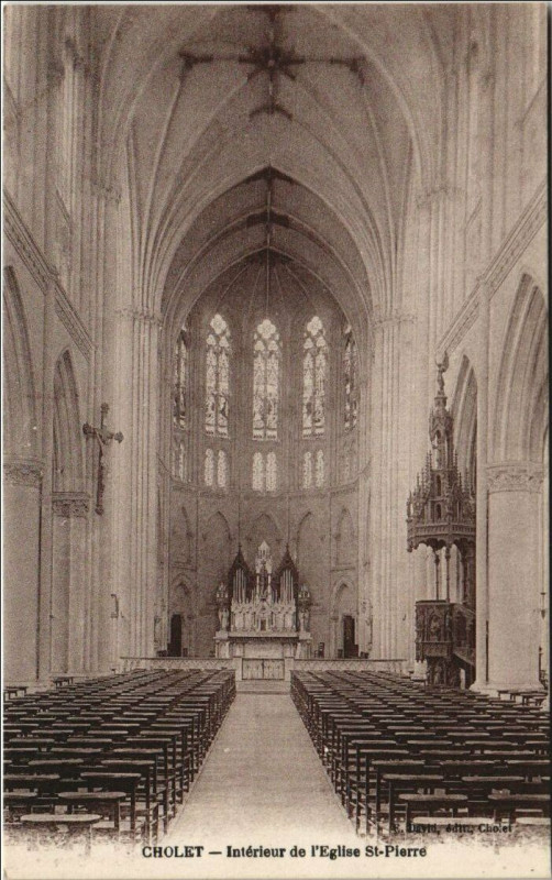 Carte postale ancienne Cholet Interieur de l'Eglise Saint-Pierre à Cholet