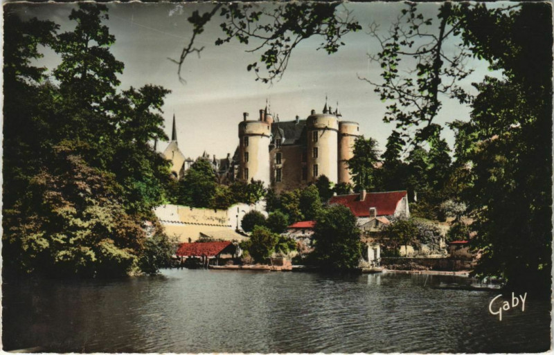 Carte postale ancienne Montreuil-Bellay Le Chateau et le Thouet à Montreuil-Bellay
