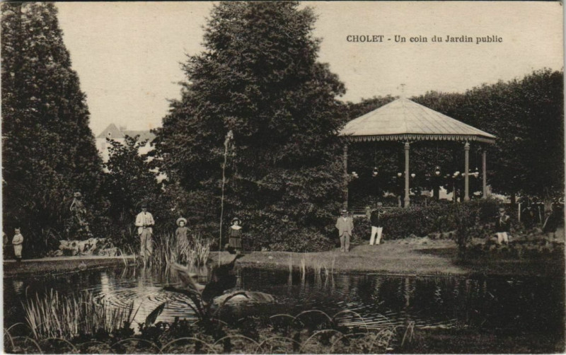 Carte postale ancienne Cholet Un coin du Jardin public à Cholet