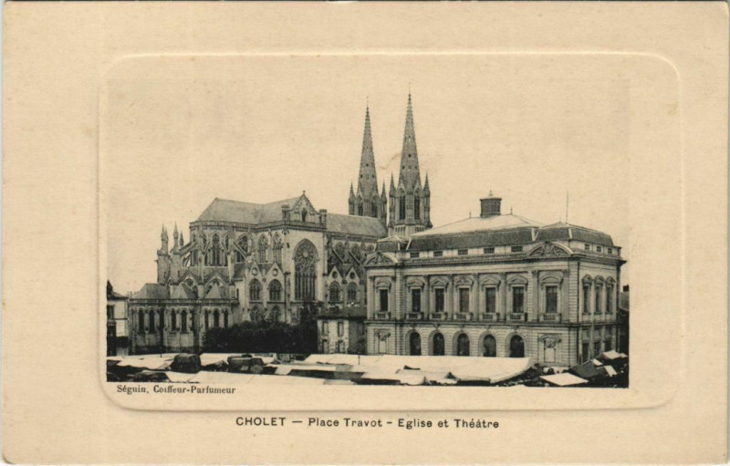 Carte postale ancienne Cholet Place Travot Eglise et Theatre à Cholet