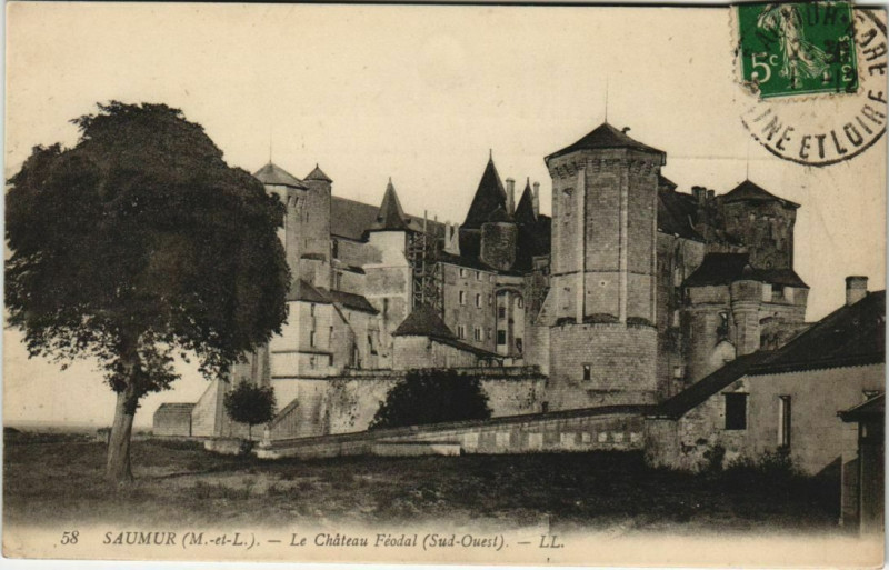 Carte postale ancienne Saumur Le Chateau Feodal à Saumur