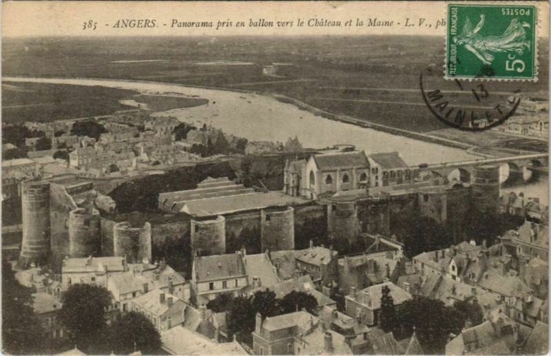 Carte postale ancienne Angers Panorama pris en ballon vers le Chateau et la Maine à Angers