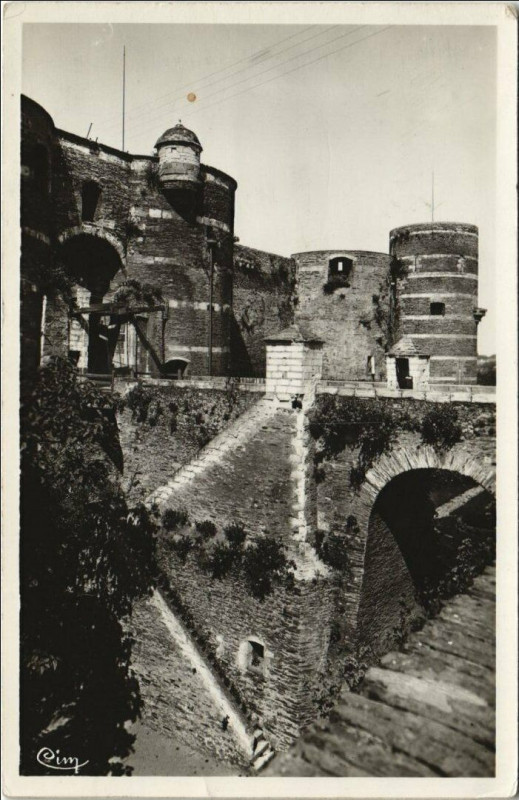 Carte postale ancienne Angers Le Chateau à Angers