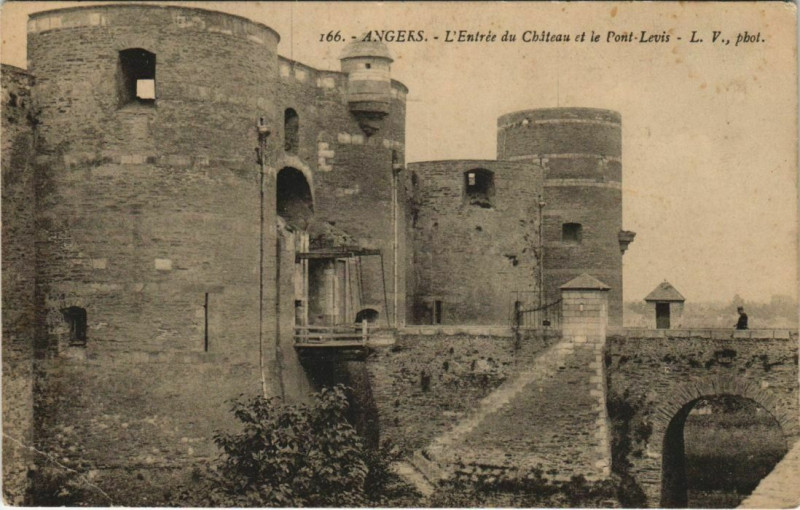 Carte postale ancienne Angers L'Entree du Chateau et le Pont Levis à Angers