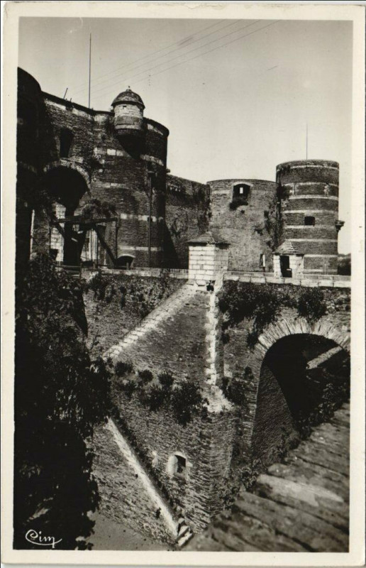 Carte postale ancienne Angers Le Chateau Le Pont-Levis à Angers