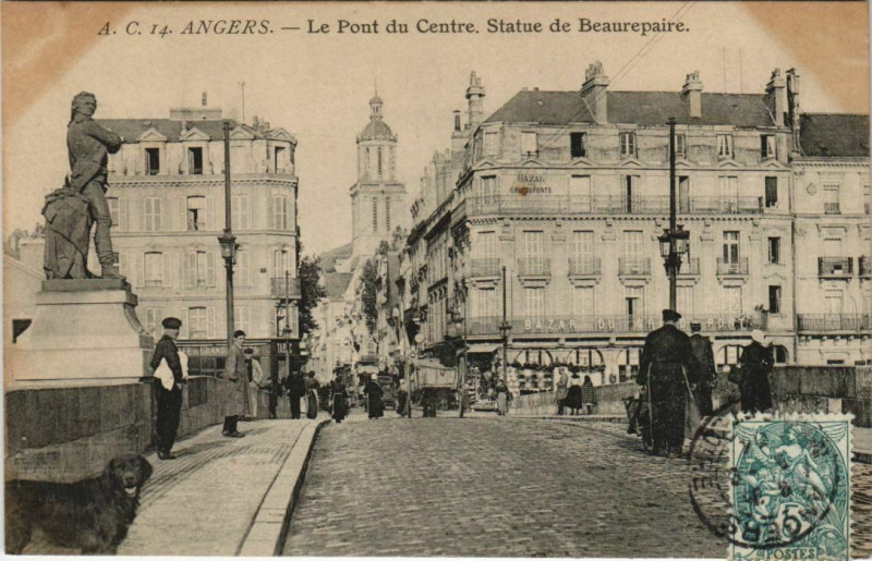 Carte postale ancienne Angers Le Pont du Centre Statue de Beaurepaire à Angers
