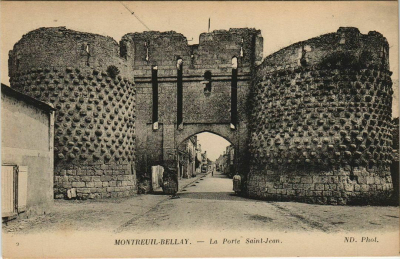 Carte postale ancienne Montreuil-Bellay La Porte Saint-Jean à Montreuil-Bellay