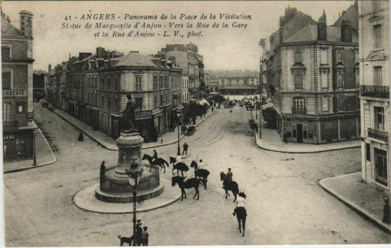 Carte postale ancienne Angers Panorama de la Place de la Visitation à Angers