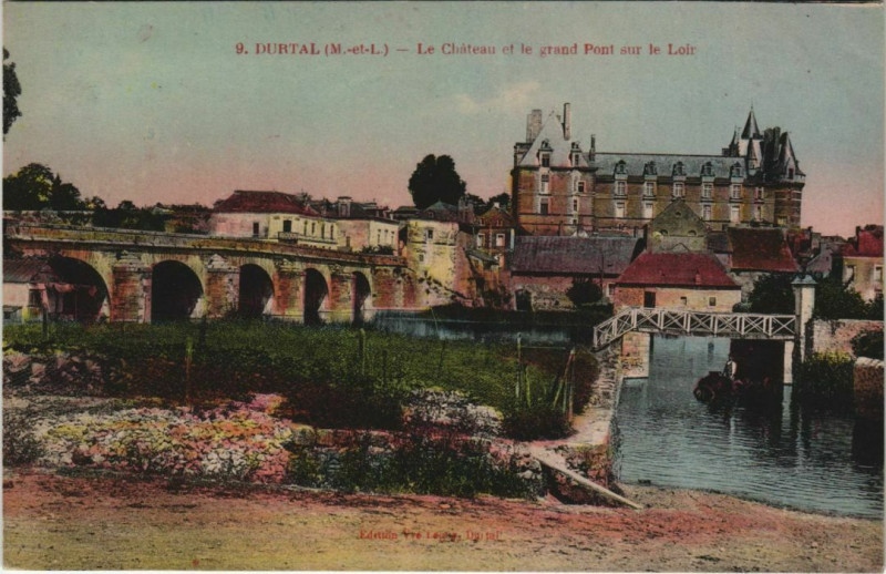 Carte postale ancienne Durtal Le Chateau et le grand Pont sur le Loir à Durtal