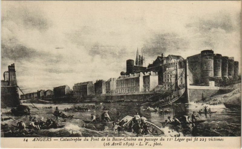Carte postale ancienne Angers Catastrophe du Pont de la Basse-Chaine au passage à Angers