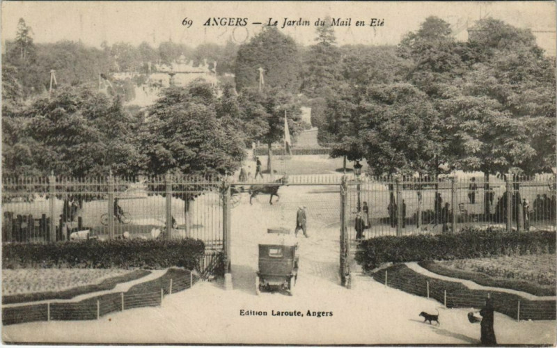 Carte postale ancienne Angers Le Jardin du Mail en Ete à Angers