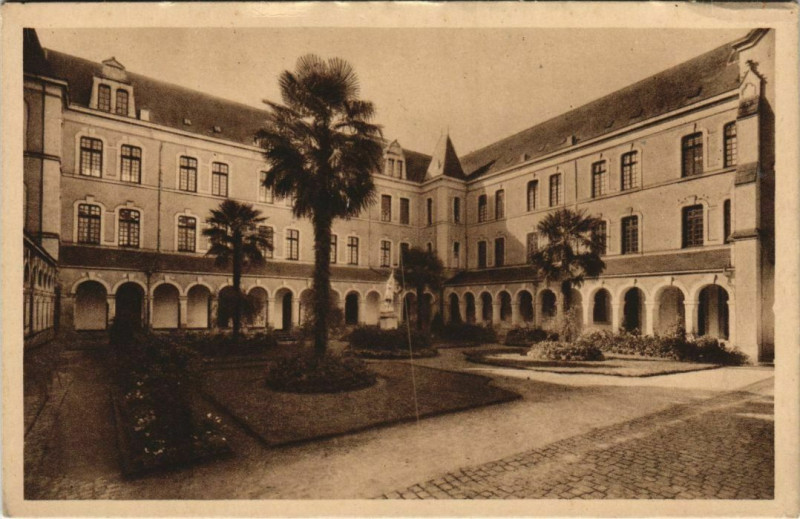 Carte postale ancienne Combree Cour interieure