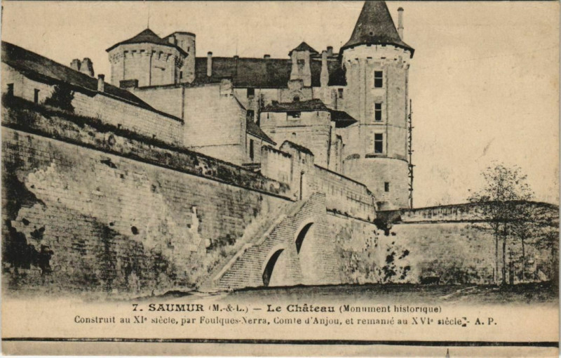 Carte postale ancienne Saumur Le Chateau à Saumur