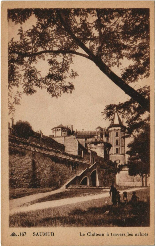 Carte postale ancienne Saumur Le Chateau a travers les arbres à Saumur