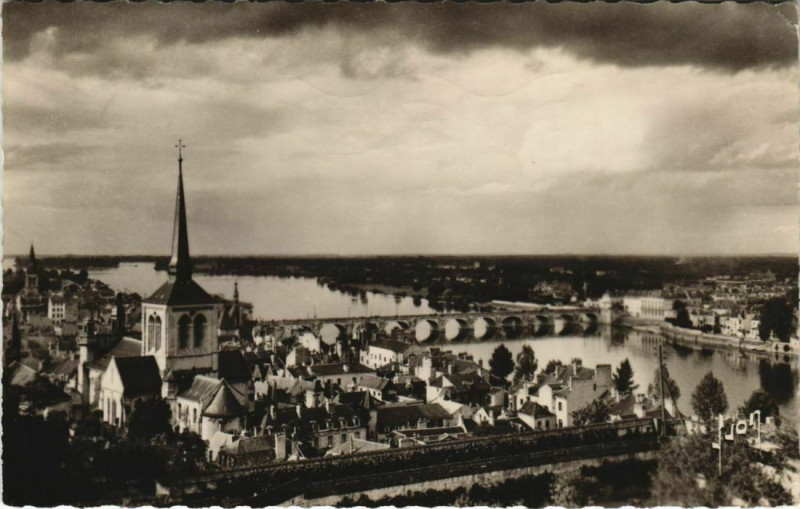 Carte postale ancienne Saumur Vue generale sur la Loire à Saumur