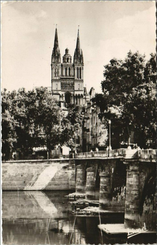 Carte postale ancienne Angers La Cathedrale vue du pont du Centre à Angers