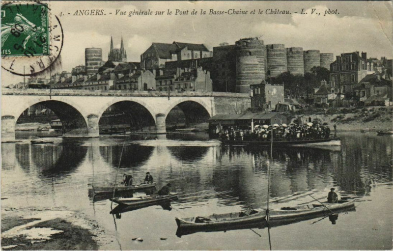 Carte postale ancienne Angers Vue generale sur le Pont de la Basse-Chaine et le Chateau à Angers