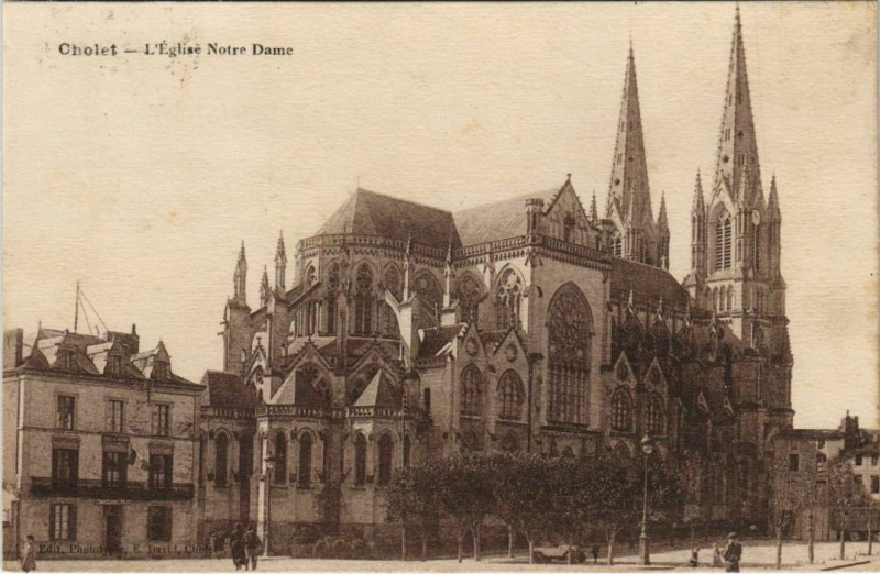 Carte postale ancienne Cholet L'Eglise Notre Dame à Cholet