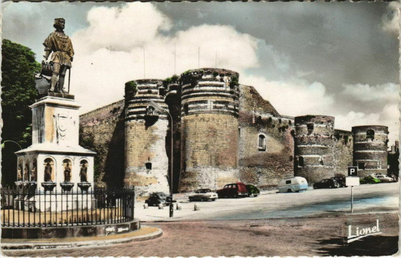 Carte postale ancienne Angers La Statue du Roi Rene qui naquit au Chateau d'Angers à Angers
