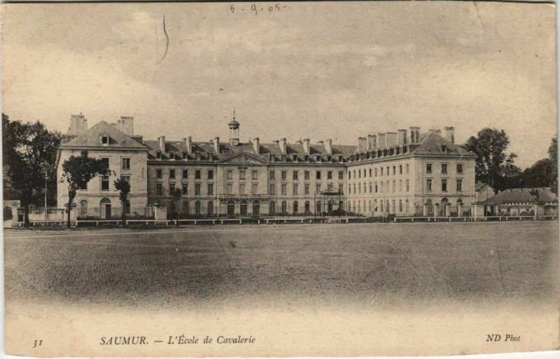 Carte postale ancienne Saumur L'Ecole de Cavalerie à Saumur