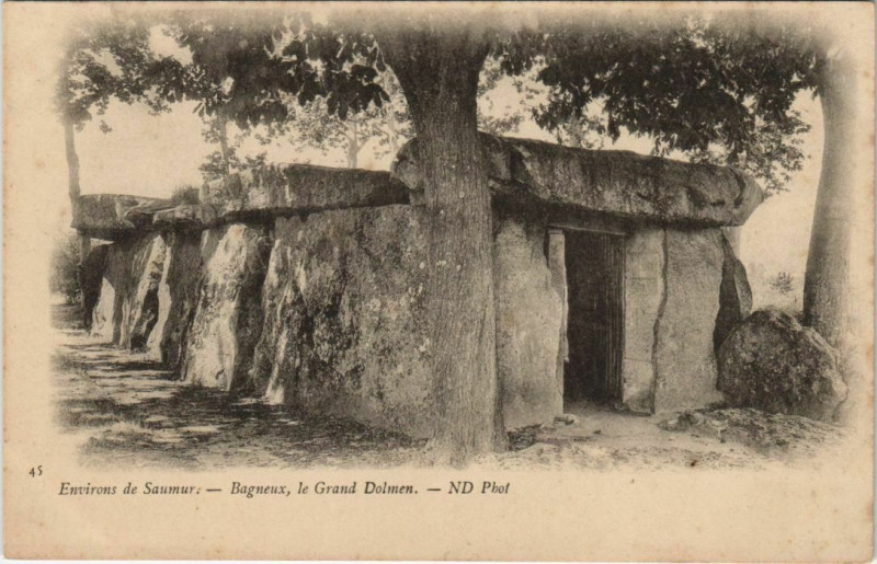 Carte postale ancienne Saumur Bagneux le Grand Dolmen à Saumur