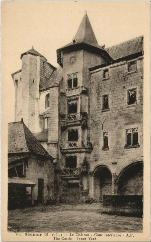 Carte postale ancienne Saumur Le Chateau Cour interieure à Saumur