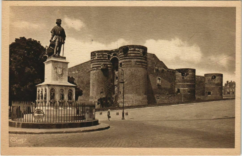 Carte postale ancienne Angers Statue du Roi Rene et le Chateau à Angers