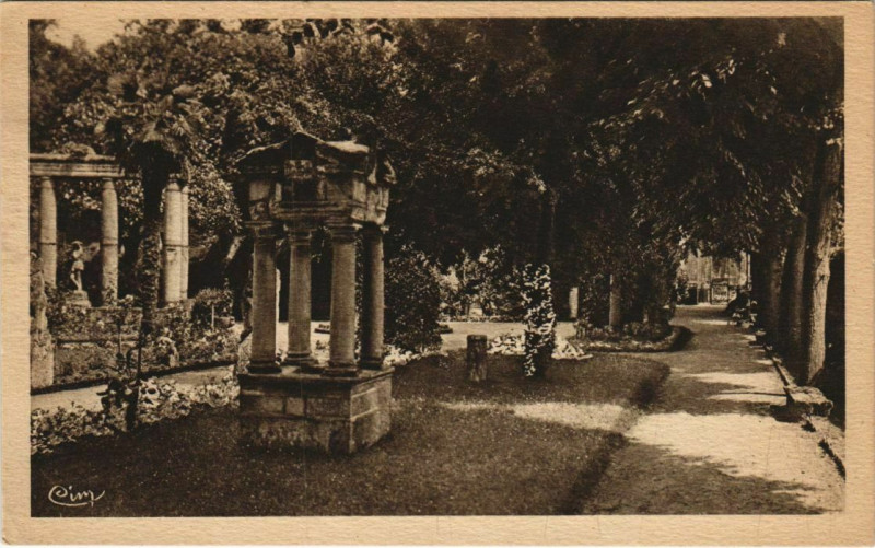 Carte postale ancienne Angers Jardin du Musee Saint-Jean à Angers