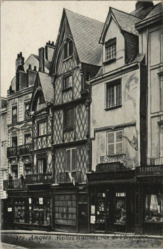 Carte postale ancienne Angers Vieilles maisons rue de l'olsellerie à Angers